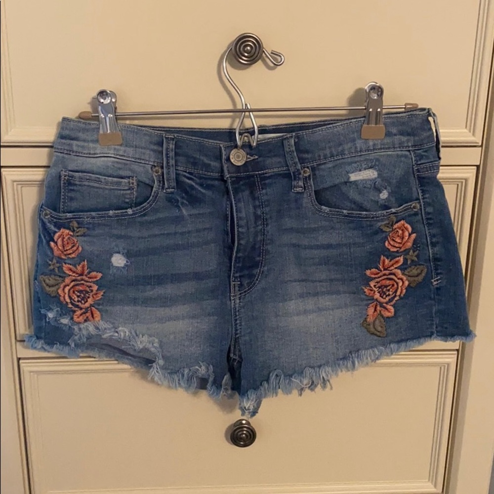 floral embroidered shorts!!